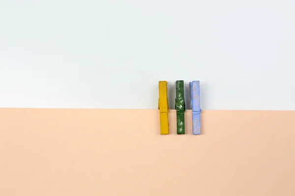 Papel e alfinetes de madeira coloridos — Fotografia de Stock
