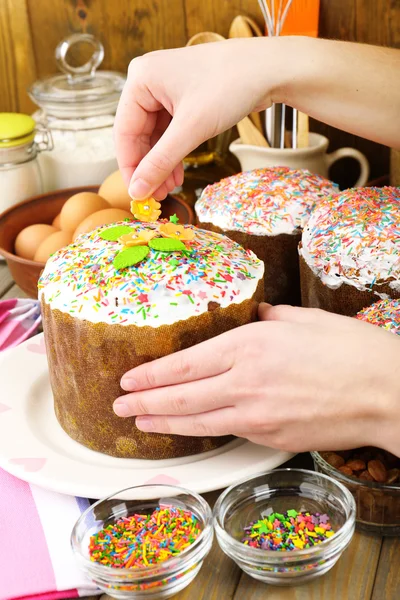 Osterkuchen in der Küche zubereiten — Stockfoto