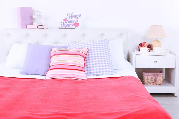 객실에서 편안 하 게 연약한 침대 — 스톡 사진