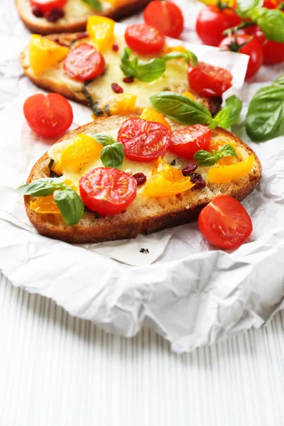 Chutné bruschetta s rajčaty, na stole — Stock fotografie