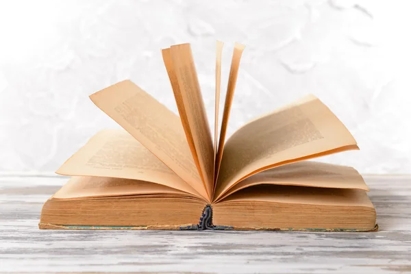 Oud boek op tafel — Stockfoto