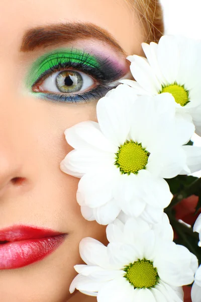 Hermosa mujer con maquillaje brillante y flor, de cerca — Foto de Stock