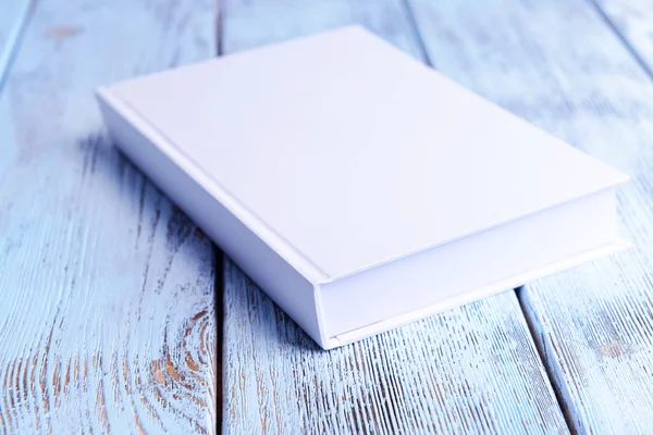 Libro blanco sobre mesa de madera — Foto de Stock