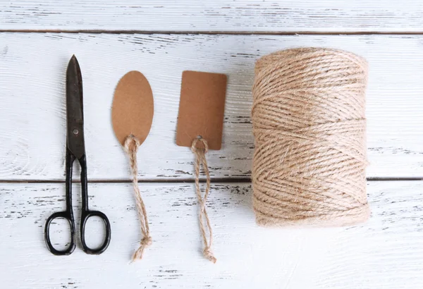 Natürliche Stil handgefertigte Geschenkschachtel auf Holz Hintergrund. Konzept des natürlichen Stils Design — Stockfoto