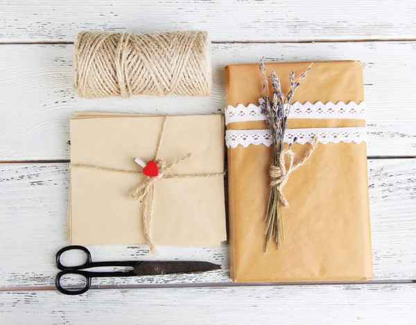 Caja de regalo artesanal de estilo natural sobre fondo de madera. Concepto de diseño de estilo natural —  Fotos de Stock