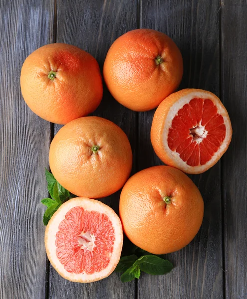 Ripe grapefruits on wooden background — Stock Photo, Image