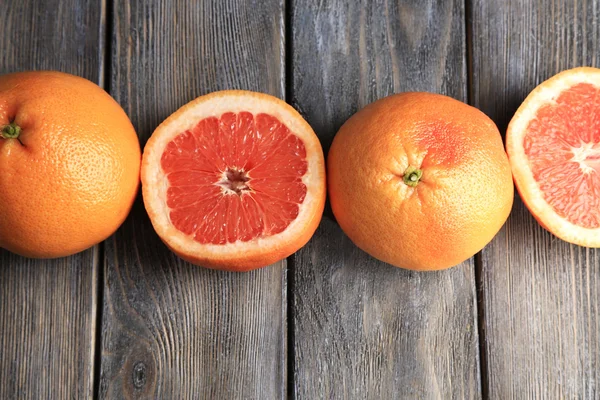 Reife Grapefruits auf hölzernem Hintergrund — Stockfoto