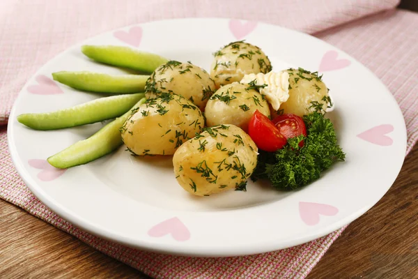 Młode ziemniaki gotowane na stole, z bliska — Zdjęcie stockowe