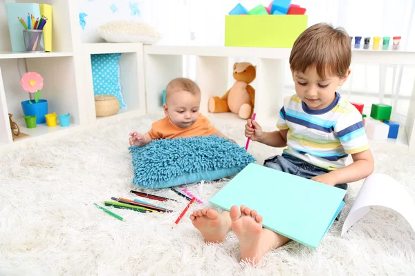 Schattig jongetje — Stockfoto