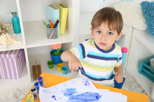 Хлопчик малює в кімнаті — стокове фото