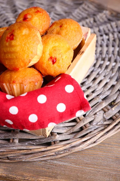 Smakelijke muffins met rode bes — Stockfoto