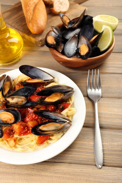 Tasty noodles with mussels — Stock Photo, Image