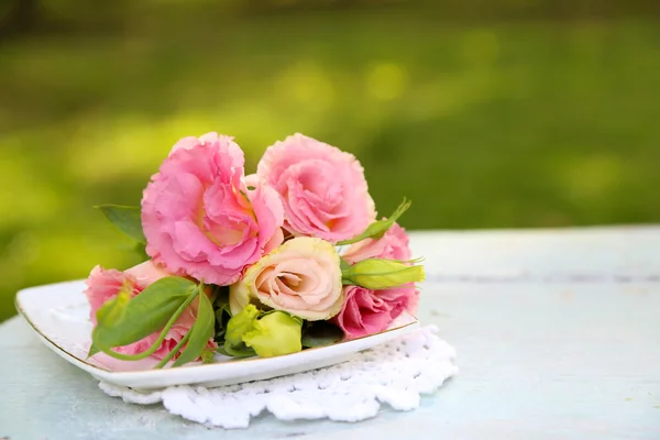 Eustoma bloemen op kleur houten tafel, buitenshuis — Stockfoto