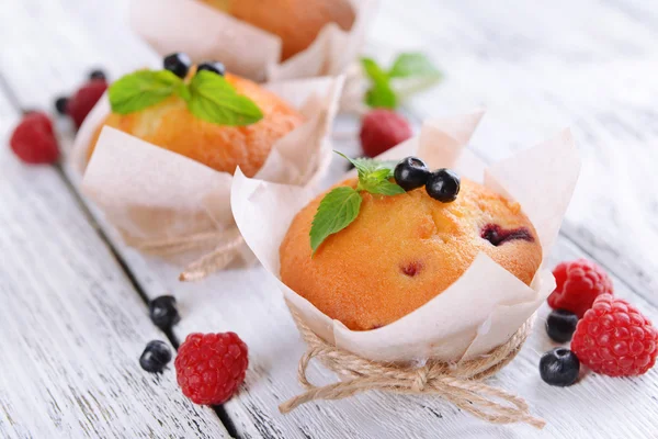 Tasty cupcakes with fruits — Stock Photo, Image