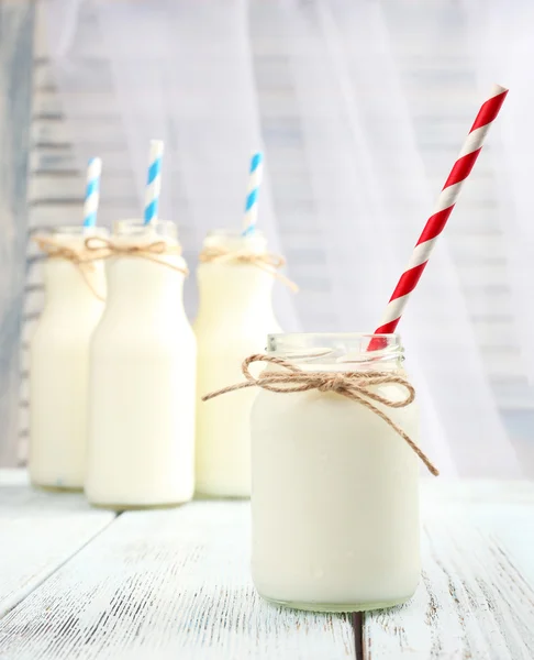 Lait en bouteilles avec des pailles — Photo