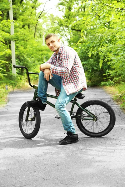 Boy with bike at park — Stock Photo, Image