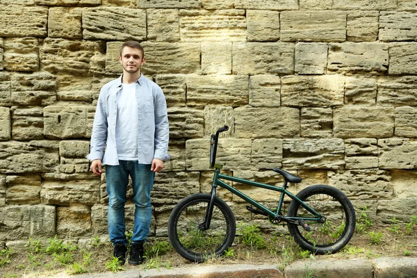 Boy with BMX bike at wall — Stock Photo, Image