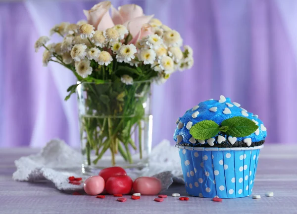 Välsmakande cupcake på bord — Stockfoto