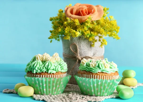 Cupcakes saborosos na mesa — Fotografia de Stock