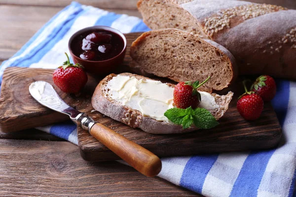 Tereyağlı taze kızarmış ekmek — Stok fotoğraf