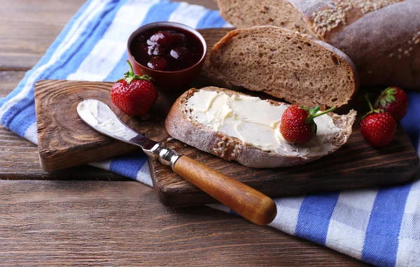 Tereyağlı taze kızarmış ekmek — Stok fotoğraf