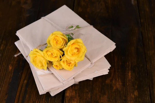 오래 된 편지와 꽃 — 스톡 사진