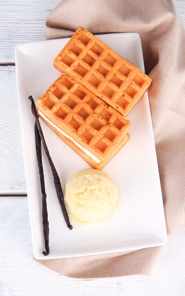 나무 테이블에 아이스크림 맛 있는 벨기에 와플 — 스톡 사진