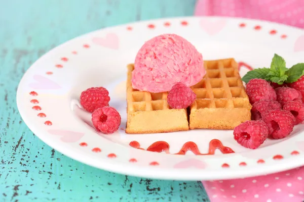 Heerlijke Belgische wafels met ijs op houten tafel — Stockfoto