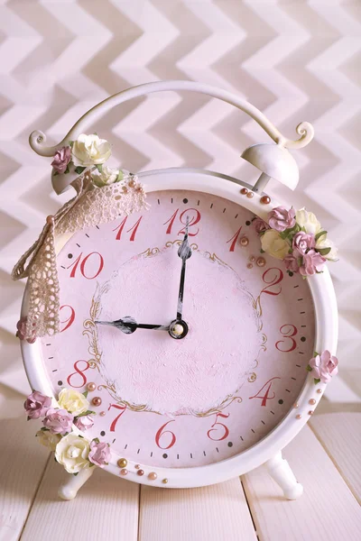 Alarm clock with flowers — Stock Photo, Image