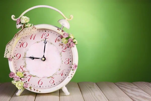 Alarm clock with flowers — Stock Photo, Image