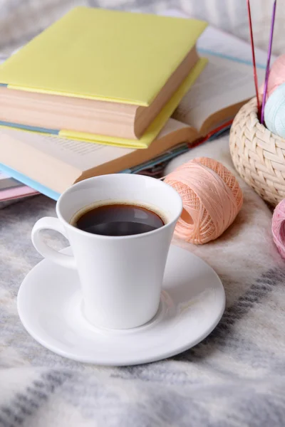 Cup of coffee and yarn — Stock Photo, Image