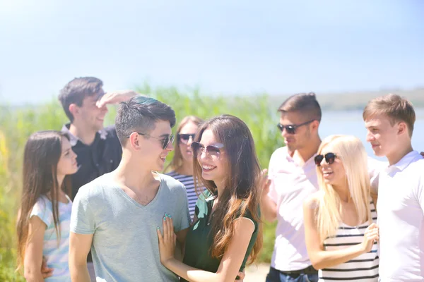 Vackra unga människor på stranden — Stockfoto