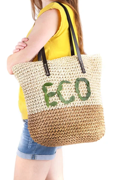 枝編み細工品エコバッグを持つ女性 — ストック写真