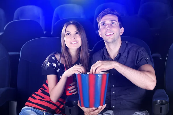 Jovem casal assistindo filme no cinema — Fotografia de Stock