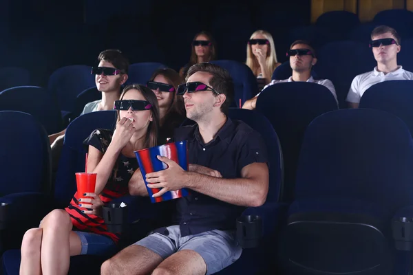 Jovens assistindo filme no cinema — Fotografia de Stock