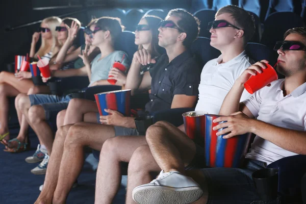 Молодые люди смотрят кино в кино — стоковое фото
