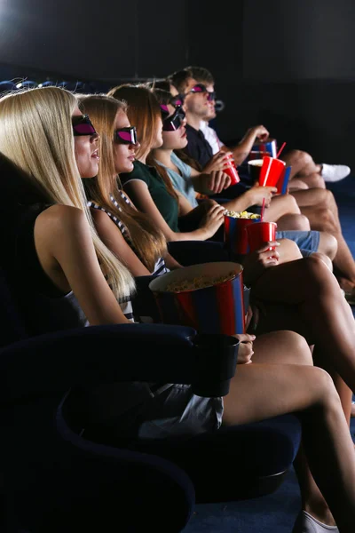 Mladí lidé sledující film v kině — Stock fotografie