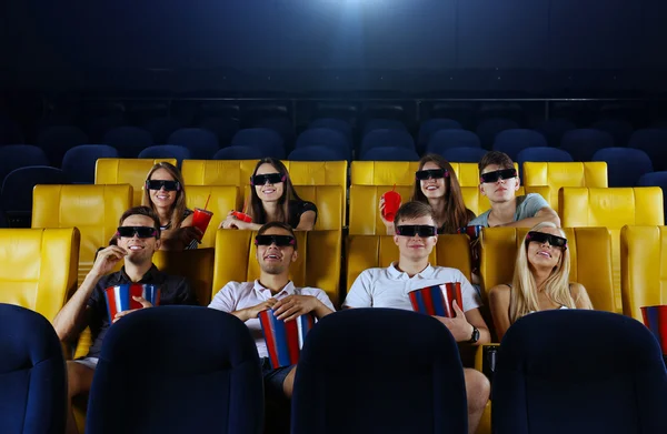 Gençler sinemada film izliyor — Stok fotoğraf