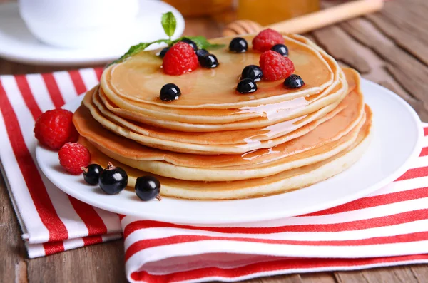 Sweet pancake dengan buah berry di meja close-up — Stok Foto