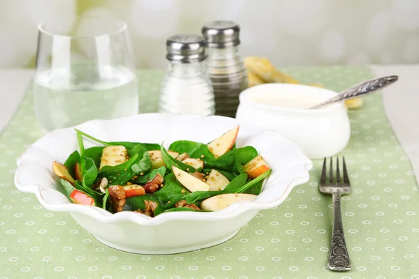 Salada verde com espinafre — Fotografia de Stock