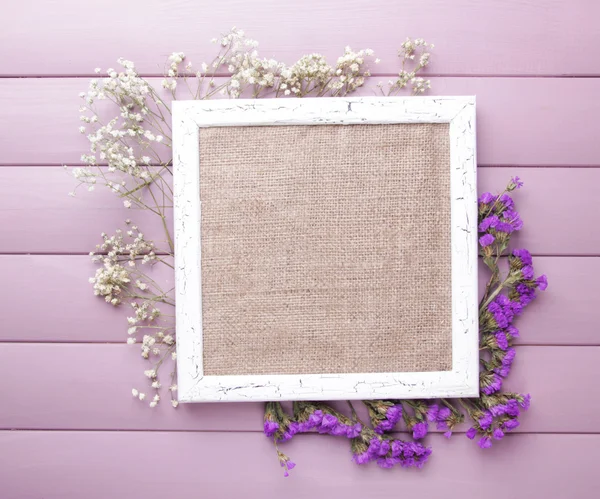 Houten frame met gedroogde bloemen — Stockfoto