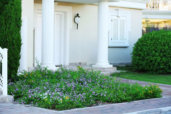 Casa moderna con hermosos jardines en frente — Foto de Stock