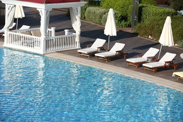Lounge solstolar nära pool — Stockfoto