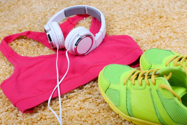 Roupas esportivas com sapatos e fones de ouvido — Fotografia de Stock