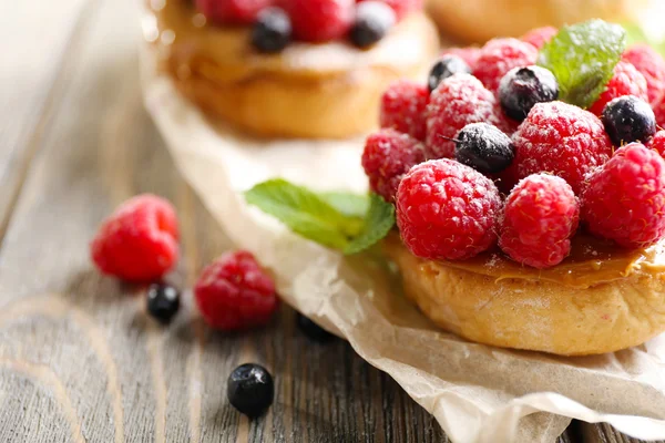 Pasteles dulces con bayas — Foto de Stock