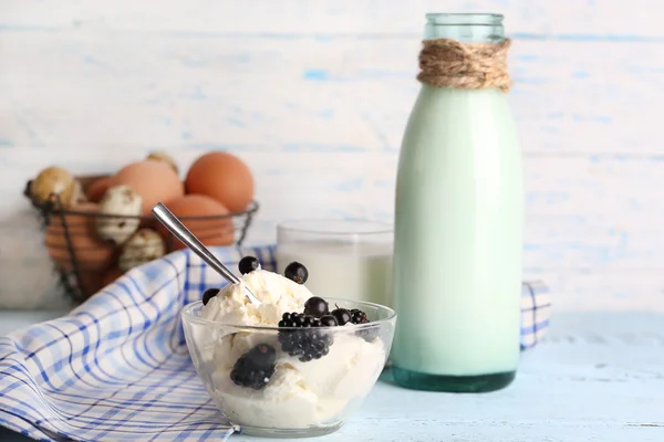 Productos lácteos y huevos frescos —  Fotos de Stock