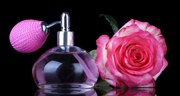 Frasco de perfume com rosa isolada em preto — Fotografia de Stock