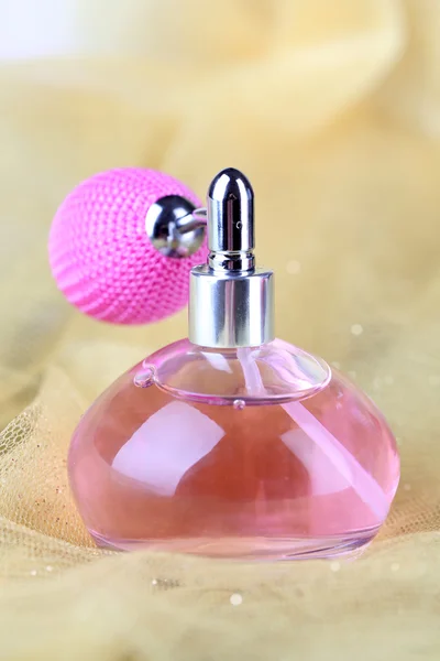 Parfum fles op stof achtergrond — Stockfoto