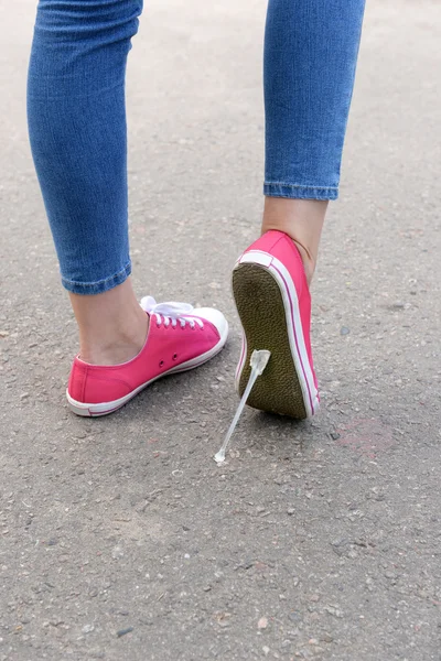 Foot stuck into chewing gum — Stock Photo, Image