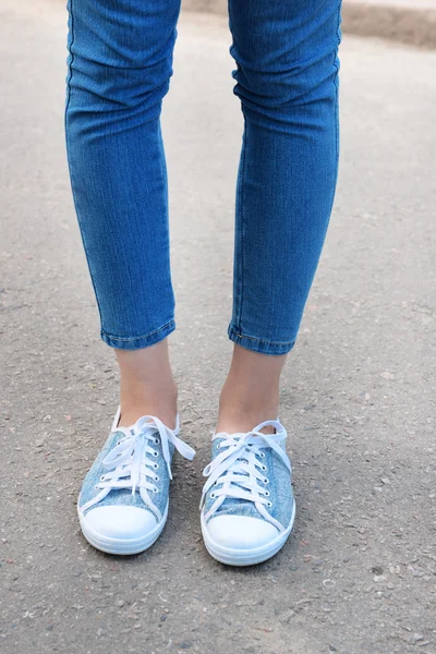 Rosa zapatillas de deporte en chica — Foto de Stock